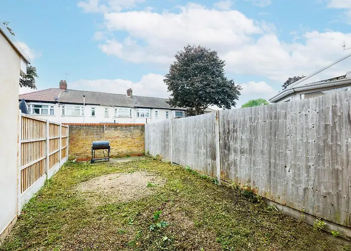 Lovely 2 Bd Hse With Parking Near Excel