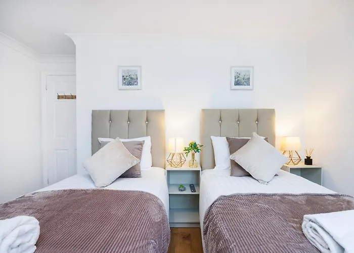 Lovely 2 Bd Hse With Parking Near Excel